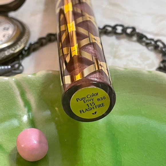 Estée Lauder Pure Color Envy
Kissable Lip Shine in Flash Fire - Picture 5 of 7